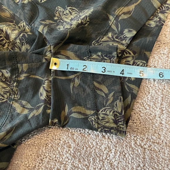 Athleta Trekkie North Printed High Waist Olive Green/Black Shorts, Floral, Sz 4 - Picture 11 of 13